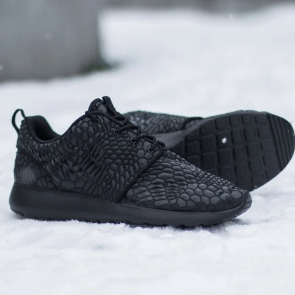 NIKE Roshe One DMB “Triple Black” Women’s Sneakers Size 8 – Rare Edition